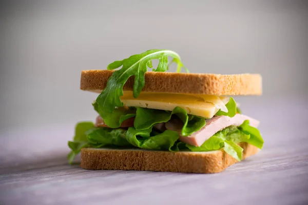 Sanduíche Com Vários Verdes Queijo Linguiça Tomate Uma Mesa Madeira — Fotografia de Stock
