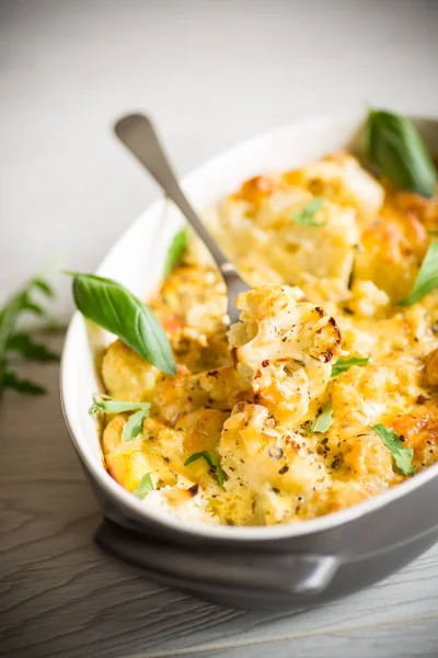 sebzeli ve peynirli fırında karnabahar ve seramik tabakta çırpılmış yumurta.