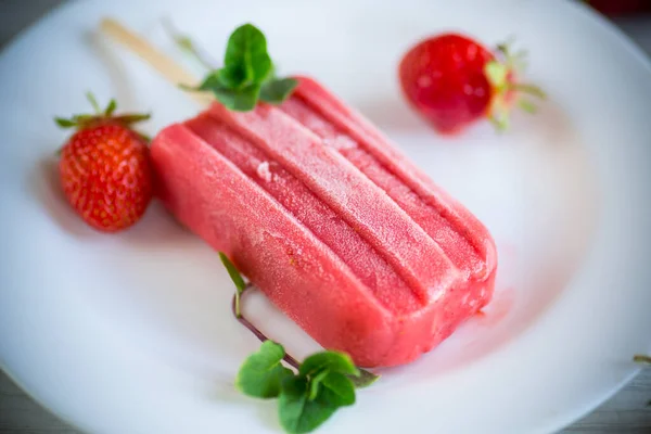 Cooked Homemade Strawberry Ice Cream Stick Plate Strawberries — Stock Photo, Image