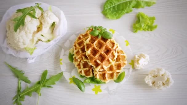 Gemüsewaffeln Mit Blumenkohl Einem Teller Auf Einem Holztisch Gekocht — Stockvideo