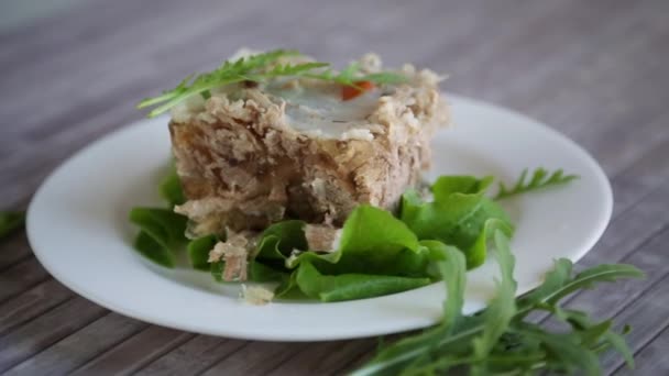 Carne Gelatina Con Verdura Hortalizas Plato Mesa Madera — Vídeo de stock