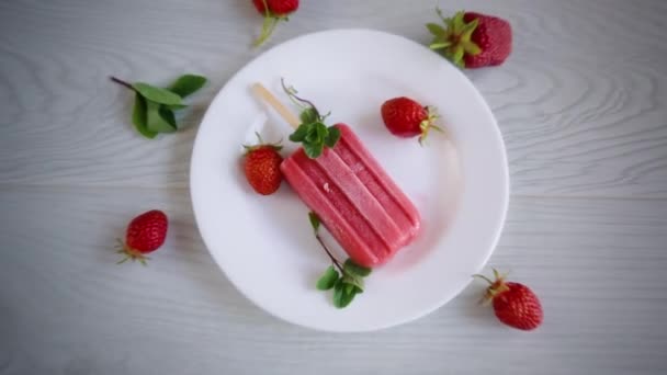 Helado Fresa Casero Cocido Palo Plato Con Fresas — Vídeo de stock