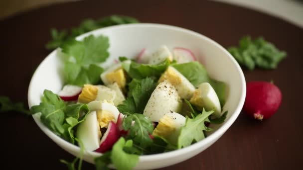 Fresh Spring Salad Fresh Lettuce Leaves Radishes Boiled Eggs Bowl — Vídeos de Stock