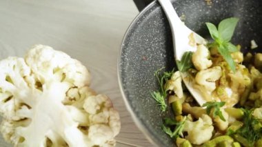 Kabak ve sebzeyle kızartılmış karnabahar.