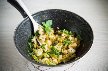 Kabak ve sebzeyle kızartılmış karnabahar.