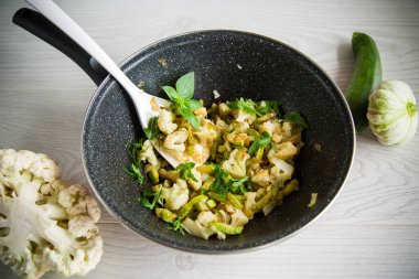 Kabak ve sebzeyle kızartılmış karnabahar.