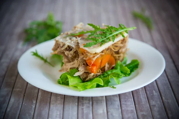 Carne Gelatinosa Com Verdes Verduras Uma Chapa Uma Mesa Madeira — Fotografia de Stock