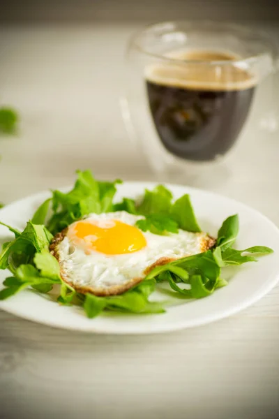 One Fried Egg Arugula Lettuce Plate Wooden Table — Fotografia de Stock