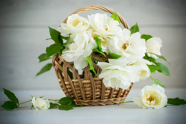 Μπουκέτο Όμορφα Λευκά Τριαντάφυλλα Ξύλινο Τραπέζι — Φωτογραφία Αρχείου