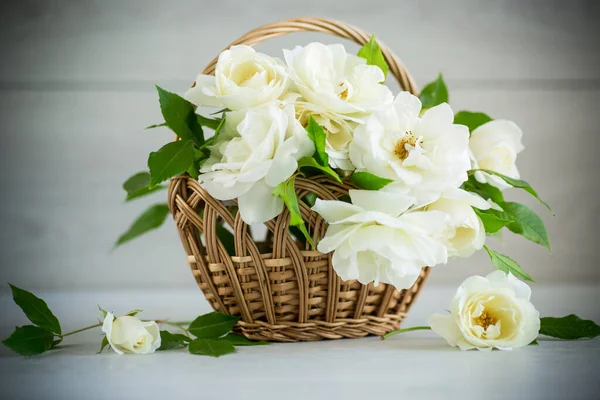 Buquê Belas Rosas Brancas Uma Mesa Madeira — Fotografia de Stock