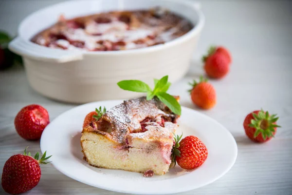 접시에 딸기를 요리용 치즈캐 — 스톡 사진