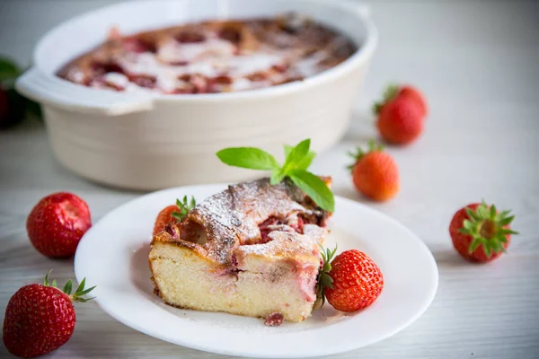 Casserole Fromage Cottage Sucré Avec Garniture Aux Fraises Dans Une — Photo