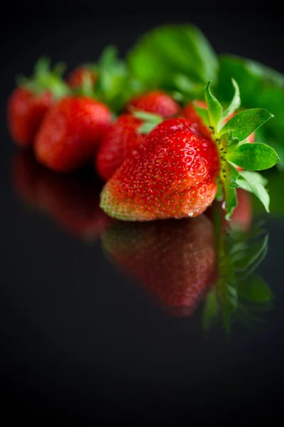 Reife Saftige Rote Erdbeere Isoliert Auf Schwarzem Hintergrund — Stockfoto