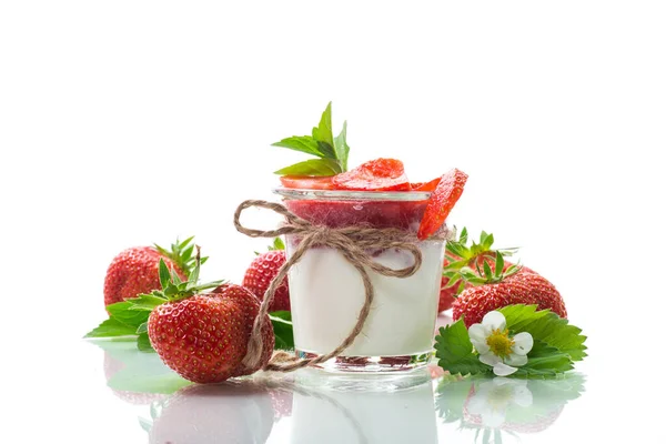 Sladký Domácí Jogurt Jahodovou Marmeládou Čerstvými Jahodami Sklenici Izolovaný Bílém — Stock fotografie