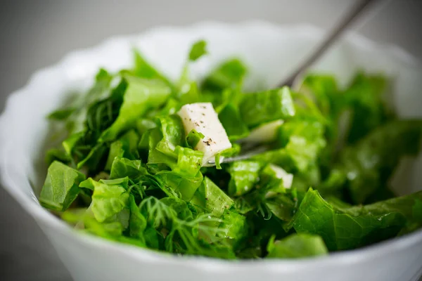 Taze Yeşil Marul Salatası Mozarella Ahşap Bir Masada Bir Kasede — Stok fotoğraf