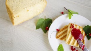 Kahvaltıda kızarmış ekmek ve ahşap bir masada böğürtlenli reçel..