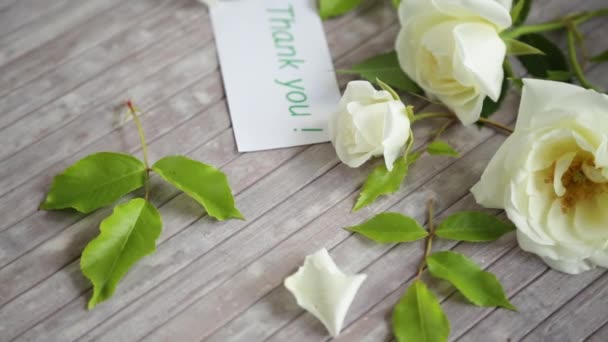 Μικρό Μπουκέτο Όμορφα Λευκά Καλοκαιρινά Τριαντάφυλλα Ξύλινο Τραπέζι — Αρχείο Βίντεο