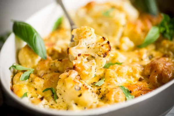 野菜やチーズでカリフラワーを焼きセラミック皿でスクランブルエッグ — ストック写真