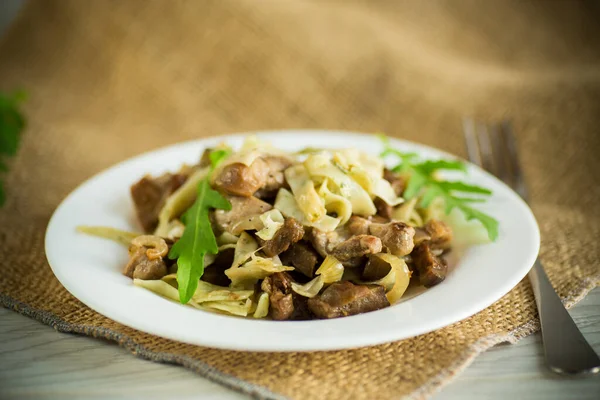 Σπιτικά Βραστά Noodles Κρέας Και Μελιτζάνα Πιάτο Ξύλινο Τραπέζι — Φωτογραφία Αρχείου