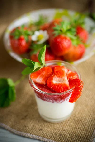 Iogurte Caseiro Doce Com Geléia Morango Morangos Frescos Uma Xícara — Fotografia de Stock