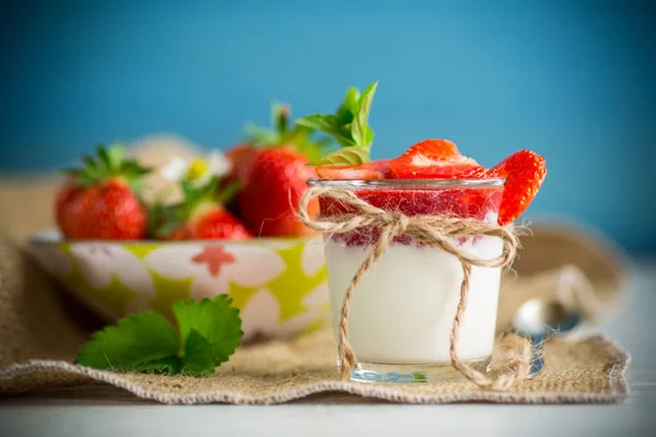 Sladký Domácí Jogurt Jahodovou Marmeládou Čerstvými Jahodami Skleněném Kelímku Dřevěném — Stock fotografie