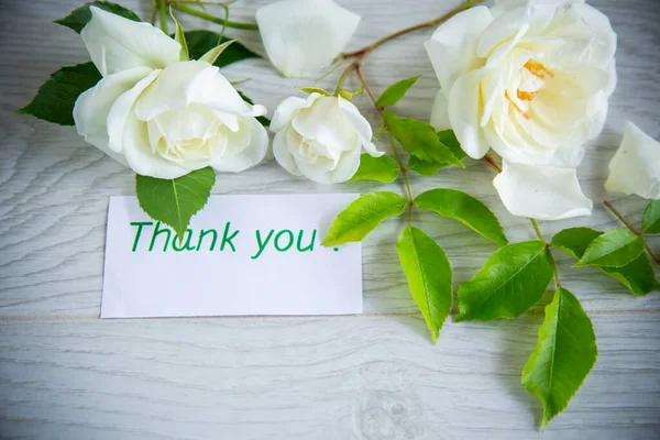 小小的一束美丽的夏季白玫瑰 放在一张木制桌子上 — 图库照片