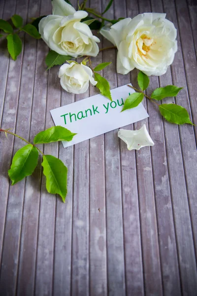 Küçük bir buket güzel beyaz yaz gülleri, ahşap bir masanın üzerinde