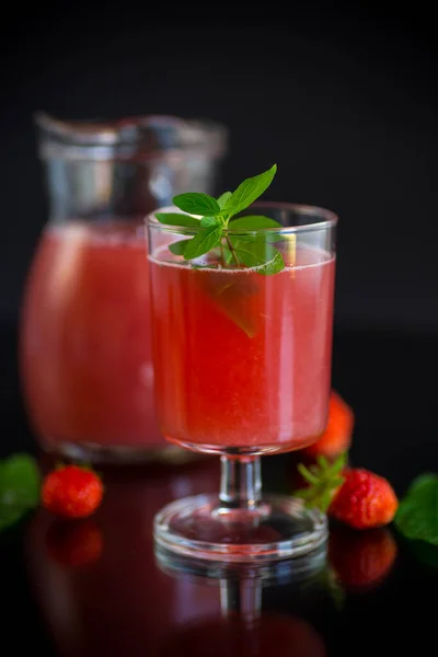 Koude Zomer Aardbei Kvass Met Munt Een Glas Geïsoleerd Zwarte — Stockfoto