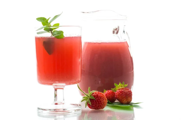 Koude Zomer Aardbei Kvass Met Munt Een Glas Geïsoleerd Witte — Stockfoto