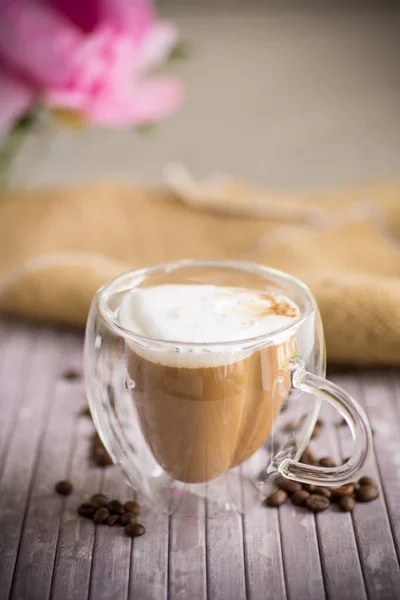 Kahve Çekirdekli Sütlü Bir Fincan Sıcak Kahve Ahşap Bir Masada — Stok fotoğraf