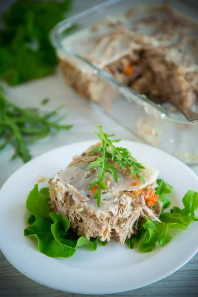 Carne Gelatina Con Verdura Hortalizas Plato Mesa Madera —  Fotos de Stock