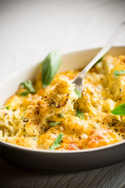 sebzeli ve peynirli fırında karnabahar ve seramik tabakta çırpılmış yumurta.