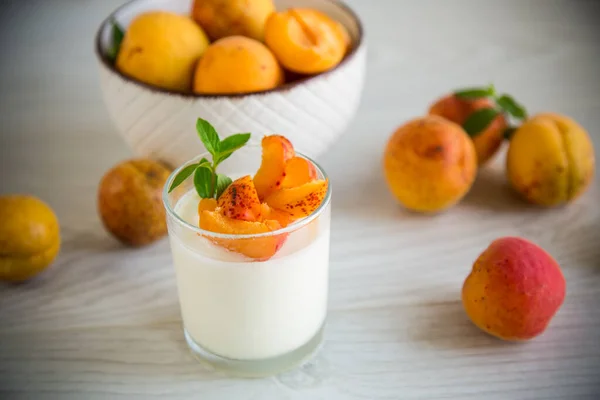 Healthy Breakfast Homemade Yogurt Glass Fresh Apricots Table — Fotografia de Stock