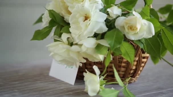 Strauß Schöner Weißer Rosen Auf Einem Holztisch — Stockvideo