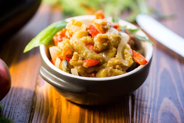 Berenjena Frita Salteada Con Otras Verduras Plato Sobre Una Mesa — Foto de Stock