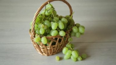 yeşil sonbahar olgunlaşmış üzümler açık ahşap bir masada sepetin içinde