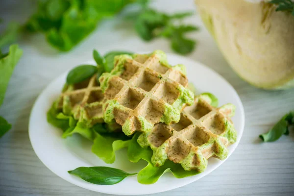 Gemüsewaffeln Mit Kräutern Einem Teller Auf Einem Holztisch Gekocht — Stockfoto