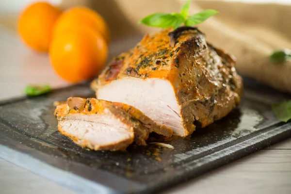 Gebakken Sirloin Kalkoen Vlees Zelfgemaakt Met Kruiden Een Houten Tafel — Stockfoto