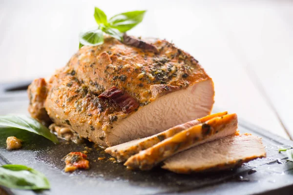 Gebakken Sirloin Kalkoen Vlees Zelfgemaakt Met Kruiden Een Houten Tafel — Stockfoto