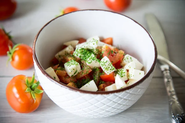 Taze Olgun Domates Salatası Mozzarella Ahşap Bir Masada Bir Kasede — Stok fotoğraf