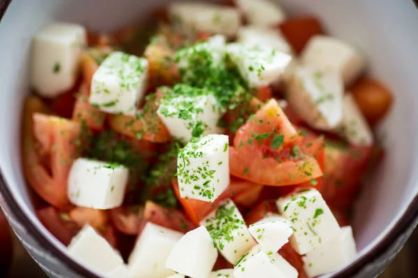 Salat Aus Frischen Reifen Tomaten Mit Mozzarella Und Gewürzen Einer — Stockfoto