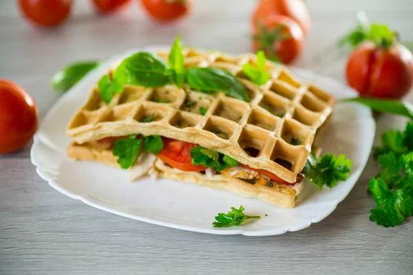 Sanduíche Duas Omeletas Ovo Com Bacon Tomate Interior Forma Waffle — Fotografia de Stock