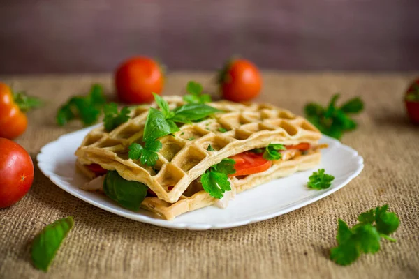 Smörgås Med Två Äggomeletter Med Bacon Och Tomater Inuti Våffelformad — Stockfoto