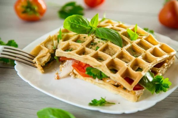 Sandwich Aus Zwei Omelettes Mit Speck Und Tomaten Waffelform — Stockfoto