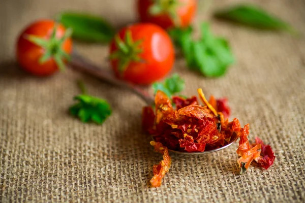 Small Pieces Dried Tomatoes Next Fresh Tomatoes Natural Homemade Spices — Stock Photo, Image