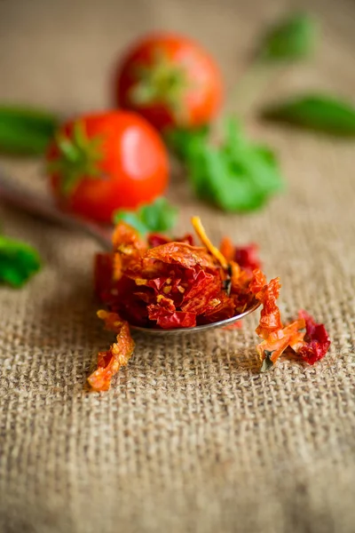 Pequenos Pedaços Tomate Seco Lado Tomates Frescos Especiarias Caseiras Naturais — Fotografia de Stock