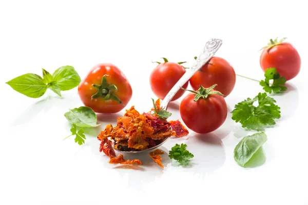 Kleine Stücke Getrockneter Tomaten Neben Frischen Tomaten Natürliche Hausgemachte Gewürze — Stockfoto