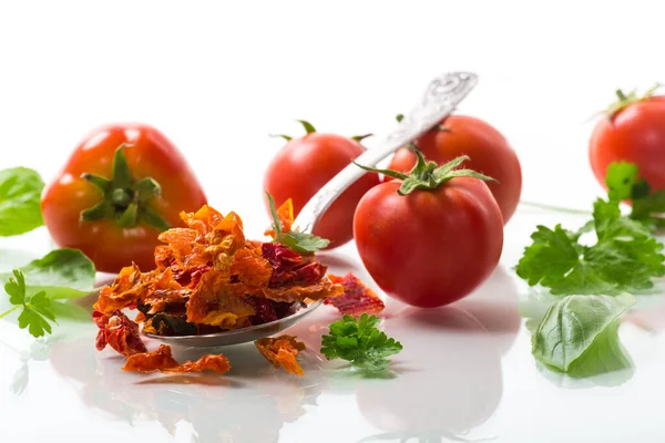 Kleine Stücke Getrockneter Tomaten Neben Frischen Tomaten Natürliche Hausgemachte Gewürze — Stockfoto