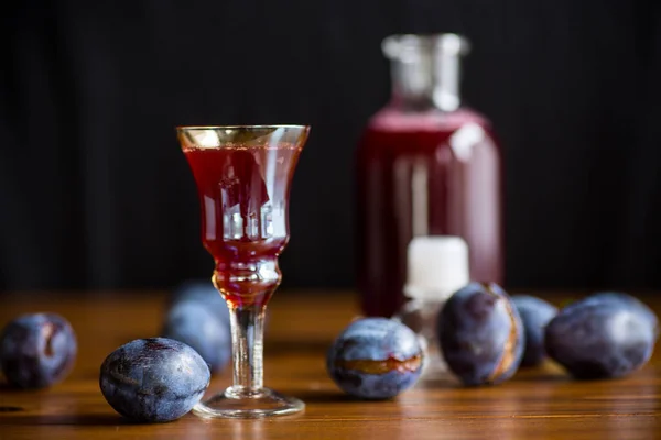 Pflaumenrotwein Glas Und Dekanter Vor Dem Hintergrund Reifer Großer Pflaumen — Stockfoto