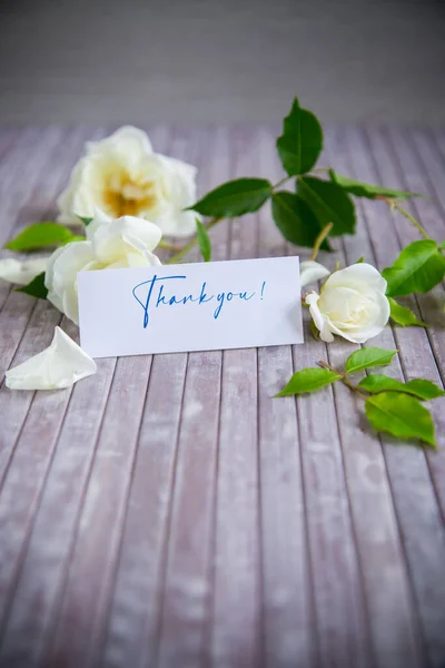 Pequeño Ramo Hermosas Rosas Blancas Verano Sobre Una Mesa Madera — Foto de Stock